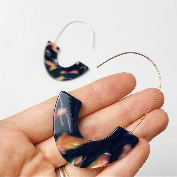 Marbled Acrylic Hoop Earrings - Picture 4 of 8